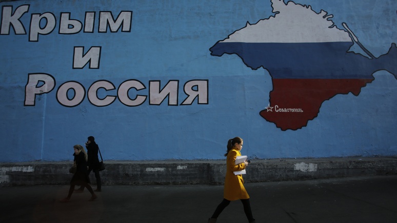 Корреспондент: Киев соорудил дамбу, чтобы отрезать Крым от украинской воды