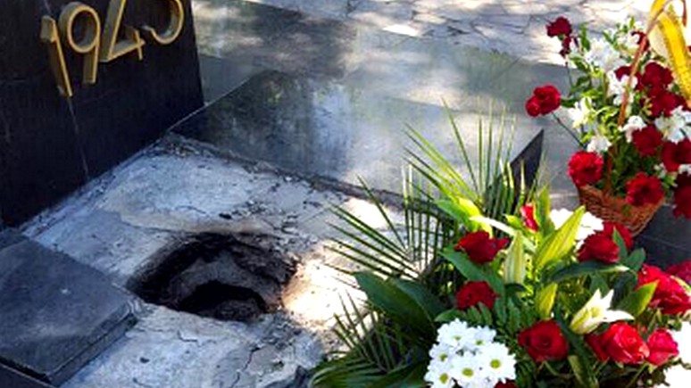 СТРАНА.ua: в Харькове вандалы осквернили братскую могилу — в третий раз за полгода