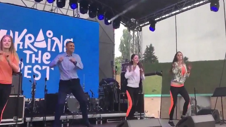 Сегодня: Кличко станцевал под Бритни Спирс для волонтёров Евровидения
