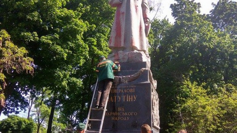 СТРАНА.ua: вандалы облили краской памятник генералу — освободителю Киева