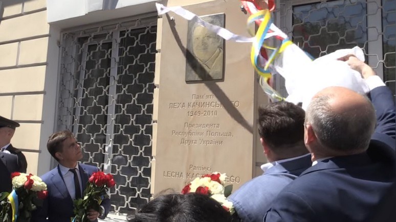 Корреспондент: в Житомире открыли доску памяти Леха Качиньского