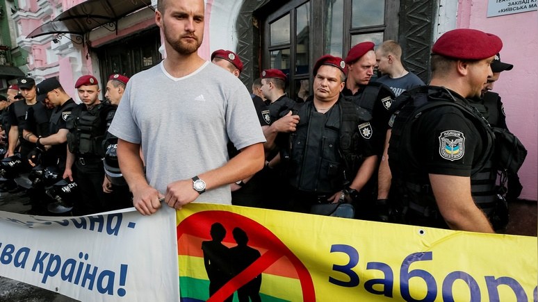 112: накануне гей-парада националисты заблокировали центр Киева