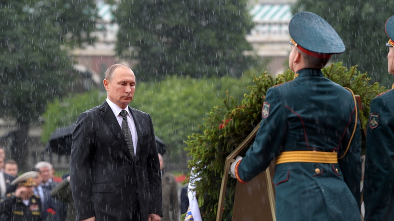 Daily Mail: Путин сохранил стойкость под проливным дождём в День памяти и скорби
