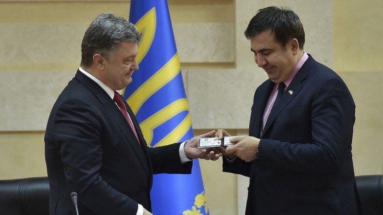 Корреспондент: Саакашвили требует от Порошенко 50 евро за испорченное поло