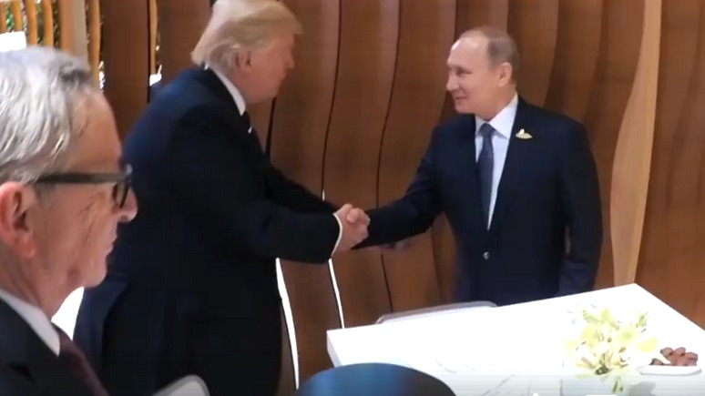 Daily Telegraph: Трамп не ограничился одним рукопожатием с Путиным