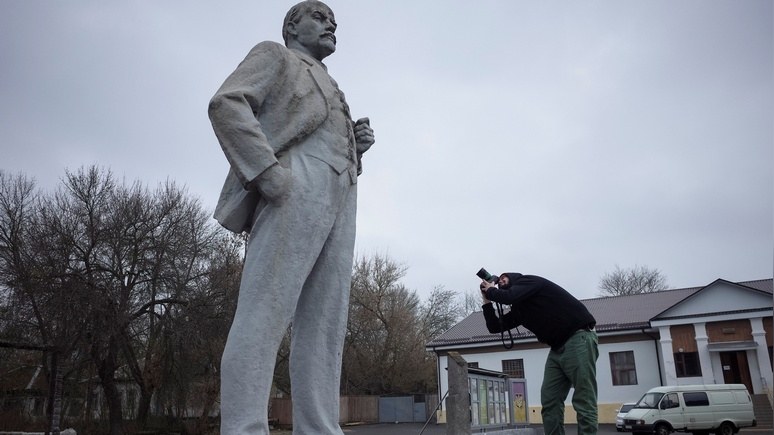 NYTimes: в поисках Ленина швейцарец и француз объездили всю Украину 