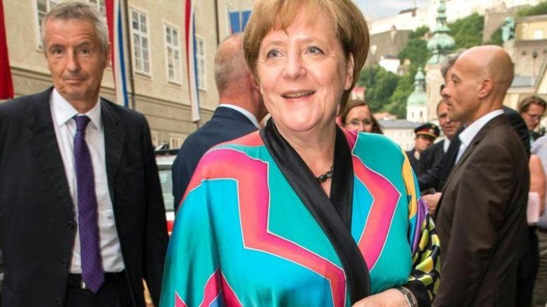 Abendzeitung: Путин на отдыхе обнажает торс, а Меркель удивляет странными нарядами