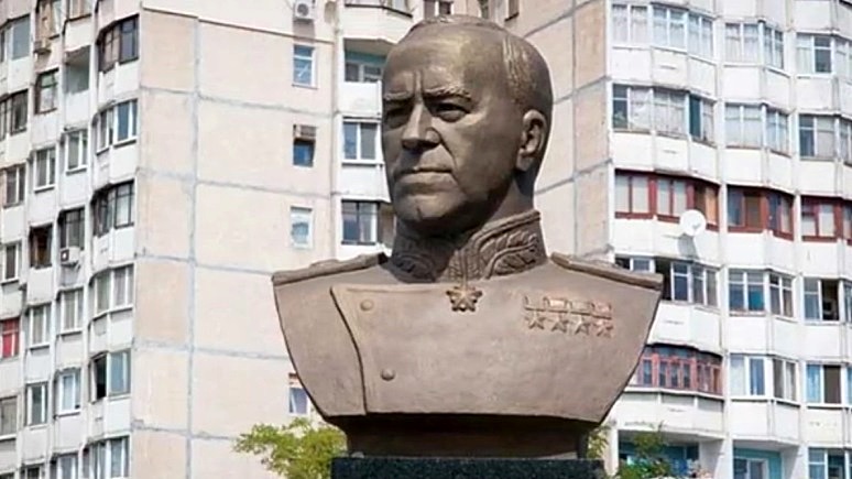 Думская: «патриоты» в Одессе отметили День независимости Украины уничтожением памятника Жукову