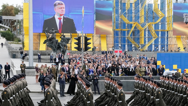 УНН: Порошенко разъяснил участие солдат НАТО в украинском параде 