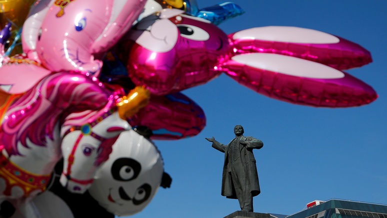NZZ: американцы с восторгом сносят памятники, а Россия всё никак не решится