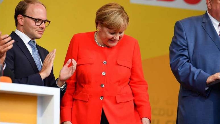 «Проваливай!»: Меркель забросали помидорами за речь о «бедственном положении беженцев»