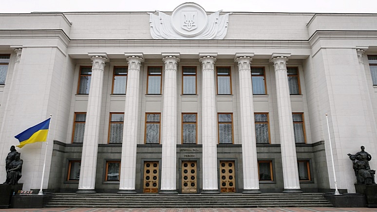 Украинская правда: Рада потратила больше миллиона гривен, чтобы вынести флаг на лестницу