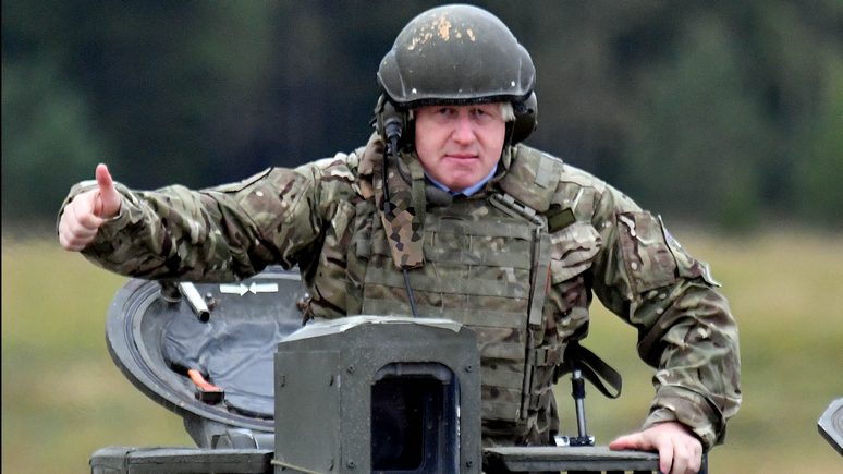 Sun: Борис Джонсон показал Путину серьёзный настрой, попозировав на танке в Эстонии