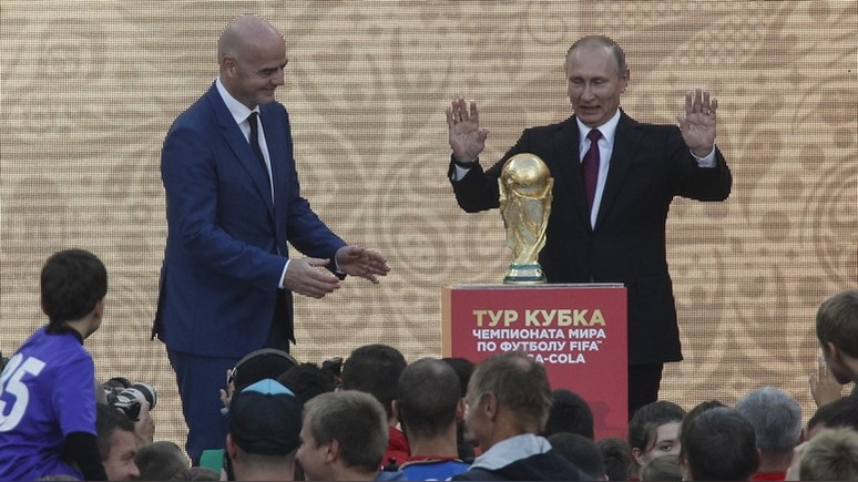 Sun: Путин принял кубок мира по футболу и отправил его в тур по России