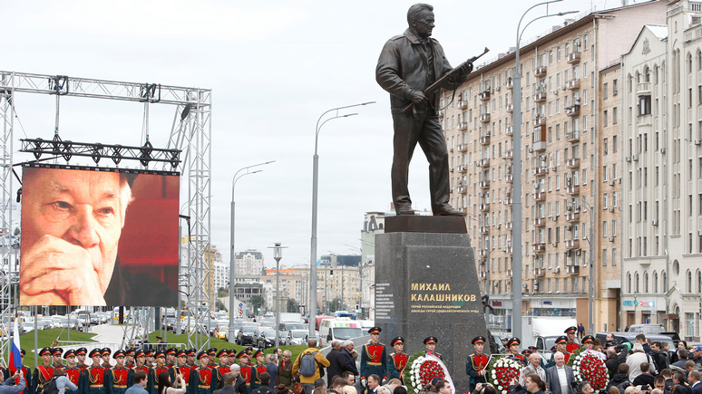 «Под советский гимн и молитвы»: NYT рассказала, как в Москве открывали памятник Калашникову