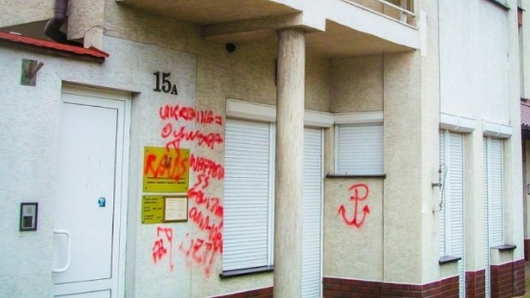 Украинская правда: стену консульства в Польше разрисовали в рамках гибридной войны