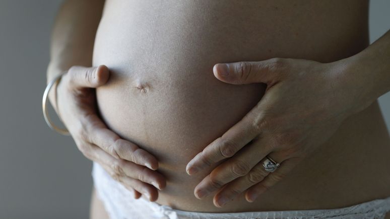 Daily Mail: Лондон просит не называть беременных женщинами — в угоду трансгендерам