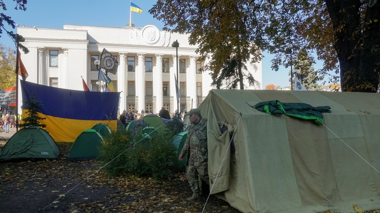 СТРАНА.ua: Саакашвили поселился в палатке в центре Киева