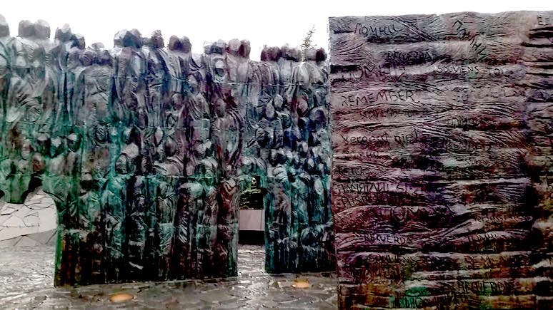 Wyborcza: в Москве ставят памятник жертвам большевизма, но не забывают и о Ленине