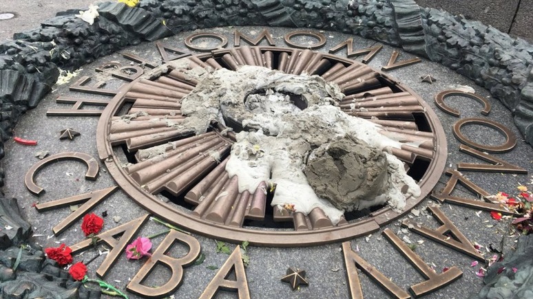 Вандалы во второй раз залили Вечный огонь в Киеве цементом