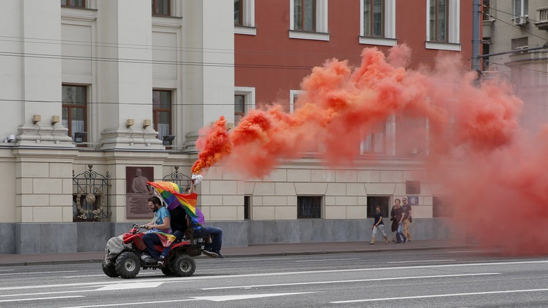 Guardian: фанатов-геев попросят не держаться за руки на ЧМ в России