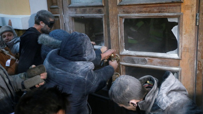 Обозреватель: Саакашвили открестился от штурма Октябрьского дворца