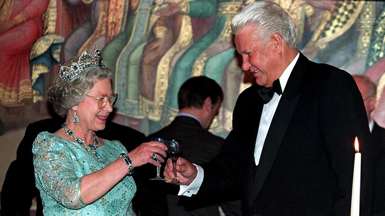 Telegraph: от объятий Ельцина в 1992 году британскую королеву спасли «годы тренировок»