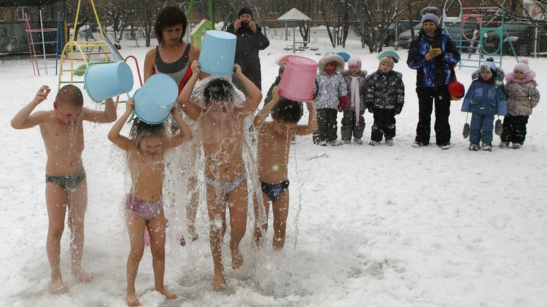 Heute: русские мамы обливаются с детьми на морозе — и даже не вздрагивают