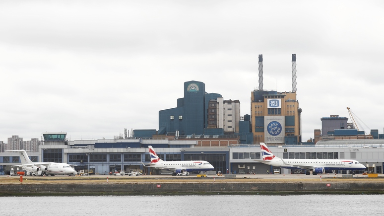 Sky News: в Лондоне закрыли аэропорт из-за снаряда в водах Темзы