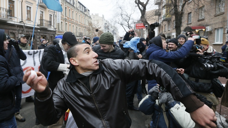 УП: полиция решила не вмешиваться в антироссийские погромы в Киеве