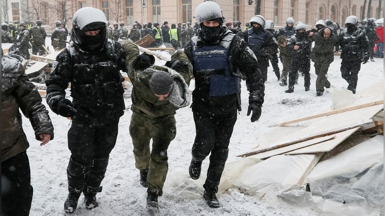 СТРАНА.ua: киевская полиция «зачистила» палаточный городок сторонников Саакашвили