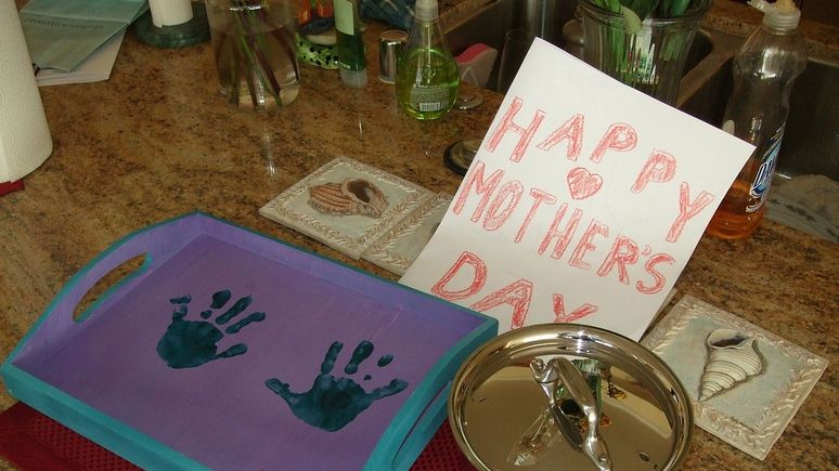 Без «слова на букву «м»: в Британии ко Дню матери выпустили гендерно нейтральные открытки 
