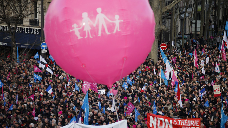 Le Parisien: ради однополых пар из парижских официальных документов уберут слова «отец» и «мать» 