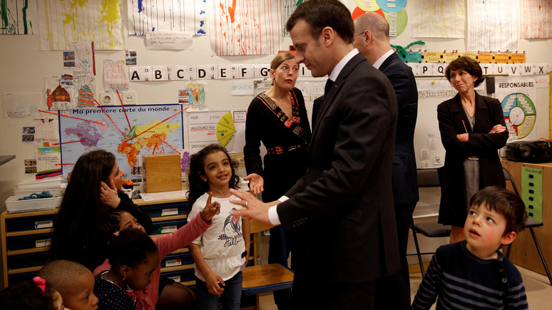 Times: в целях борьбы с экстремизмом Макрон обязал французских трёхлеток посещать школу