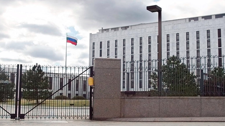 Daily Mail: российские дипломаты гордо подняли флаг своей страны, покидая посольство в США