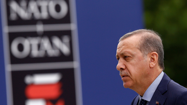 Советник Эрдогана: Турции не нужно выбирать между Россией и Западом, она станет между ними мостом