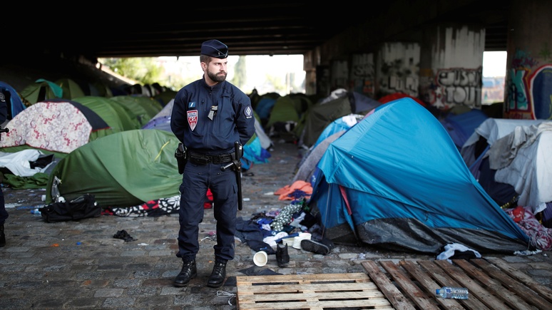 BFM TV: большинство французов нашли миграционную политику Парижа «попустительской» 
