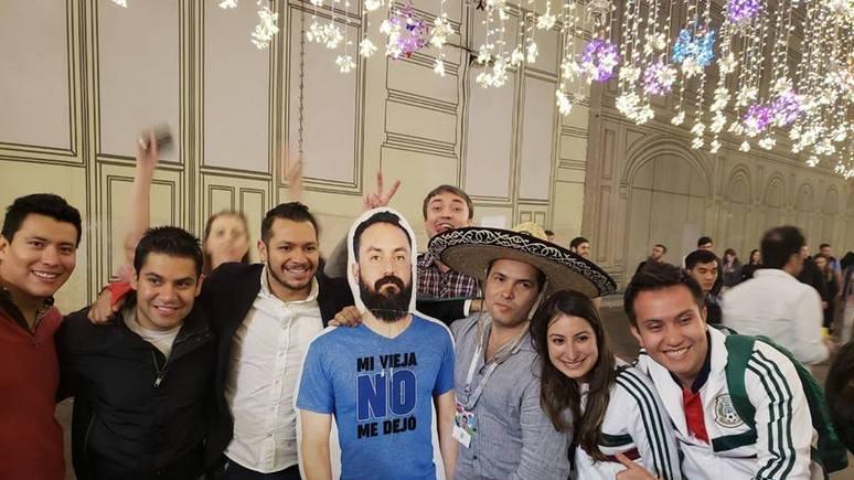 Spiegel: мексиканский картонный болельщик прославился на чемпионате в России