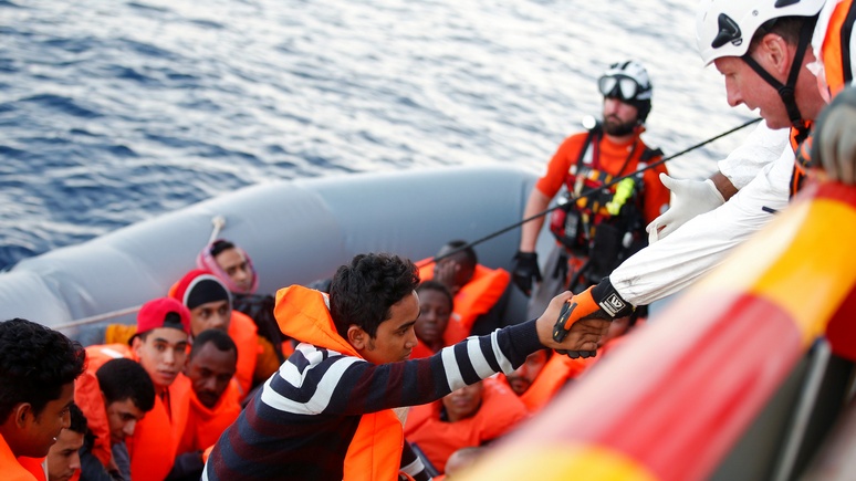 Times: Италия не пустила в порт судно ЕС с мигрантами