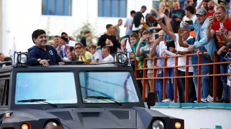 NZZ: футбольное чудо — Марадону в Белоруссии встречали почти как Папу Римского
