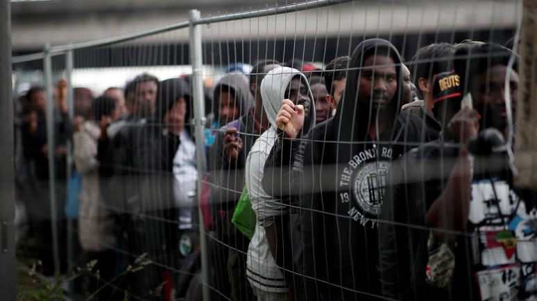 «Право на работу вместо пособий» — французский эксперт объяснил, как справиться с миграционным кризисом в Европе