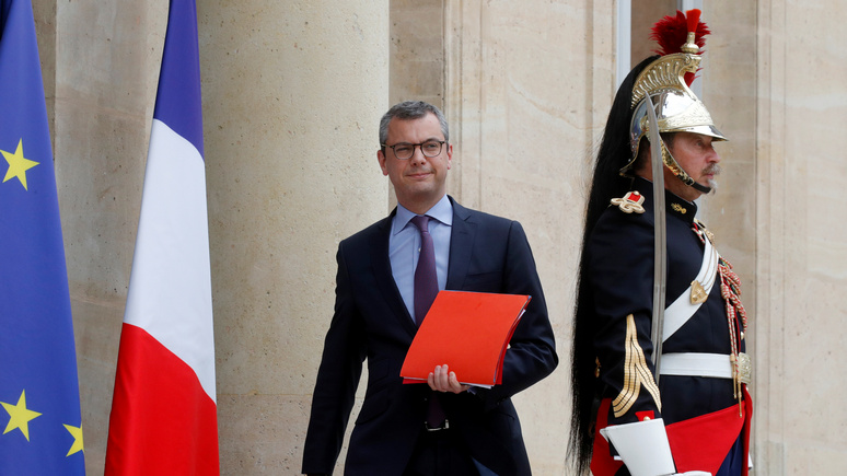 Le Monde: очередной скандал в Елисейском дворце — «правую руку» Макрона обвиняют в коррупции