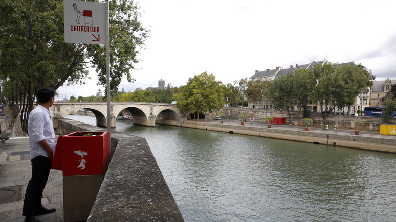 Marianne: уличные писсуары в Париже стали памятником мужскому бескультурью 