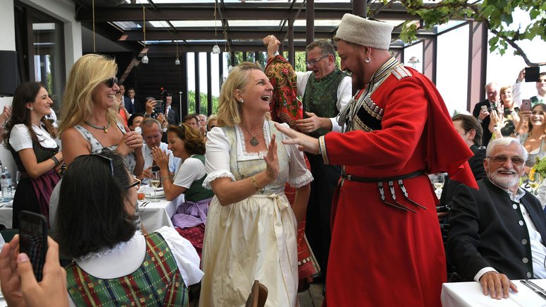 Salzburger Nachrichten: свадьба Кнайсль обошлась без политики, но не без танцев