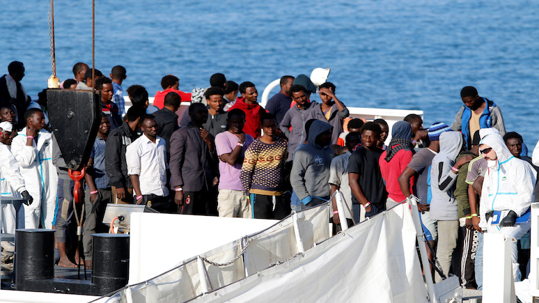 Independent: Италия угрожает вернуть на родину 177 мигрантов, если ЕС не предоставит стране помощь