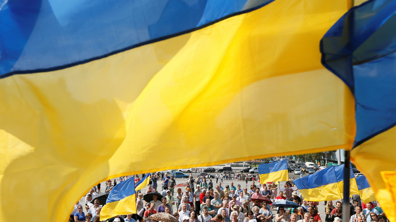 Зеркало недели: более половины украинцев гордятся тем, что они украинцы 