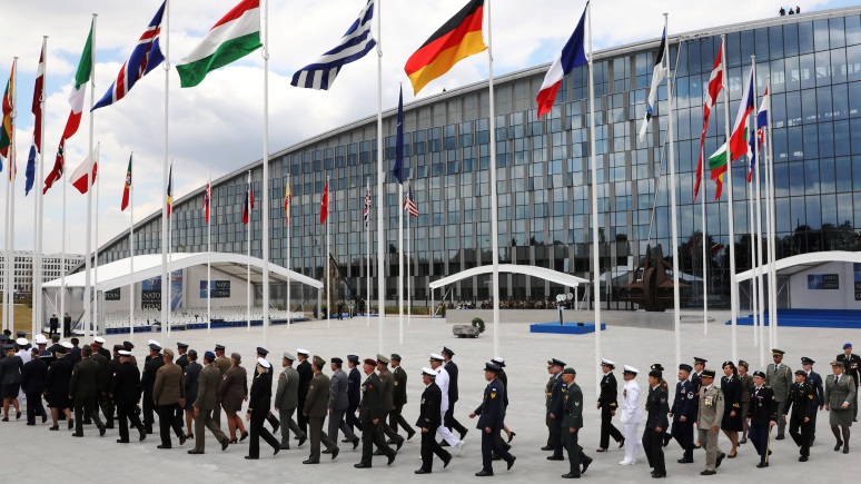 ERR: экс-президент Эстонии предложил назвать штаб-квартиру НАТО в честь Маккейна