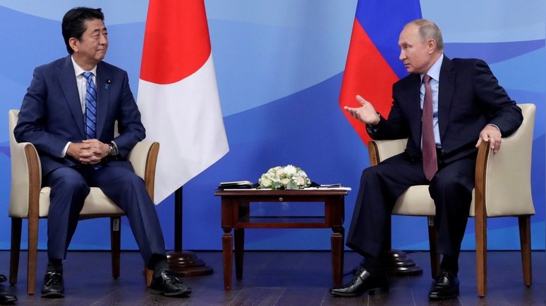 Reuters: Путин предложил Абэ подписать мирный договор до конца 2018 года