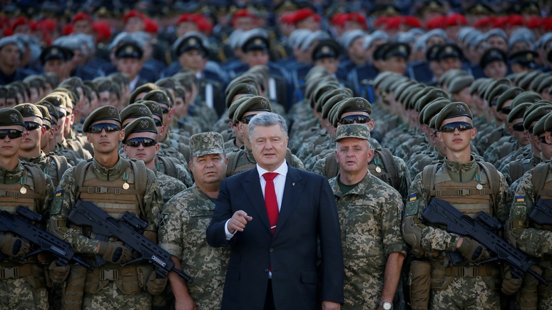 Порошенко: на восточном фланге НАТО украинцы сражаются за демократию, свободу и западные ценности