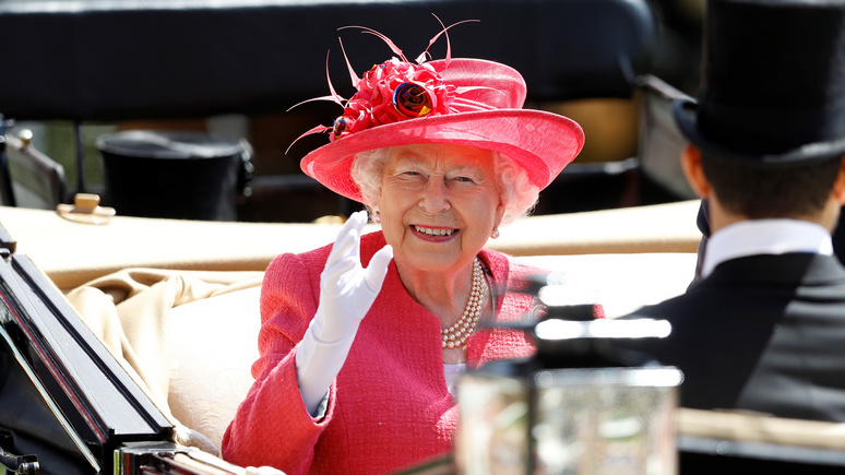 Daily Mirror рассказала об «искусственной руке» Елизаветы II